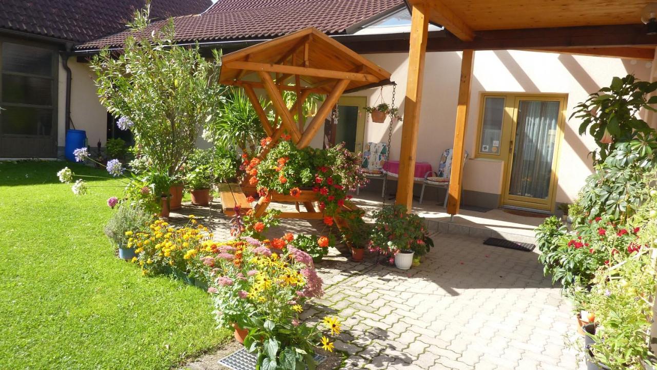 Gertis Blumenhof Privatzimmer, Ferienwohnung グミュント エクステリア 写真