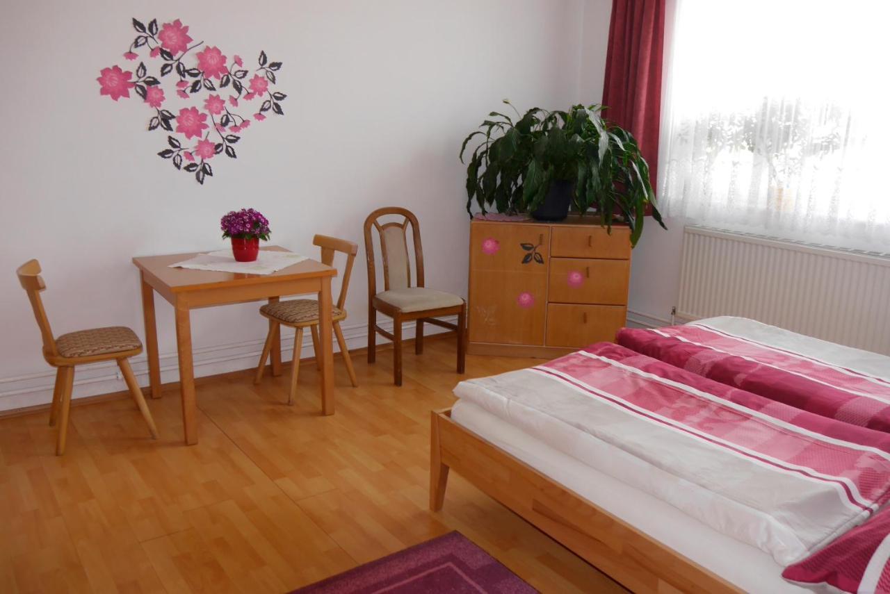Gertis Blumenhof Privatzimmer, Ferienwohnung グミュント エクステリア 写真